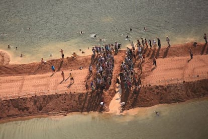 Amazonian Indians protest against the plans for the Belo Monte dam.