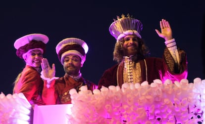 El rey Gaspar saluda durante la Cabalgata de los Reyes Magos de Madrid.