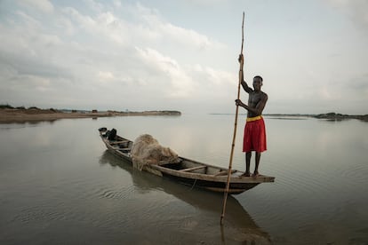 Nomadic fishermen often live in vulnerable communities with limited access to resources and infrastructure. Extreme weather events, such as storms and floods, can further increase their financial fragility, leading to loss of fishing gear, damage to boats and displacement from their traditional fishing grounds. The photo, taken in February 2023, shows Yaheya, a 25-year-old Igala nomadic fisherman, at dawn on the Niger River. 