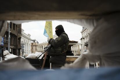 Un militar patrulla junto a una barricada en la ciudad ucrania de Odesa, este martes. La conocida como perla del mar Negro, de un millón de habitantes, contiene la respiración y observa con atención lo que sucede en la vecina Mikolaiv, que sufre el asesido ruso a tan solo 120 kilómetros.