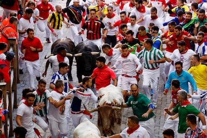 Decenas de mozos corren junto a los astados de Fuente Ymbro, este miércoles.  