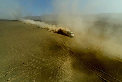 Un camión compite en el desierto de Atacama, durante la undécima etapa del rally Dakar entre las localidades chilenas de Antofagasta y El Salvador.