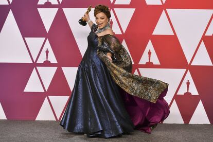 Ruth E. Carter posa para los medios gráficos con la estatuilla a mejor vestuario por 'La favorita'.