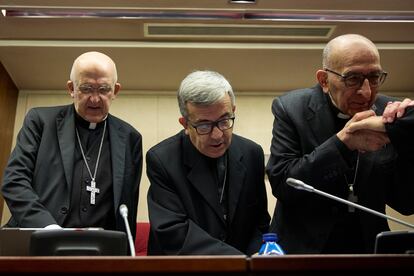 El cardenal arzobispo de Madrid, Carlos Osoro; el arzobispo de Valladolid, Luis Argüello; y el presidente de la Conferencia Episcopal Española (CEE), el cardenal y arzobispo de Barcelona, Juan José Omella, en la sesión inaugural de la 120ª Asamblea Plenaria de la CEE el pasado 21 de noviembre.