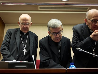 El cardenal arzobispo de Madrid, Carlos Osoro; el arzobispo de Valladolid, Luis Argüello; y el presidente de la Conferencia Episcopal Española (CEE), el cardenal y arzobispo de Barcelona, Juan José Omella, en la sesión inaugural de la 120ª Asamblea Plenaria de la CEE el pasado 21 de noviembre.