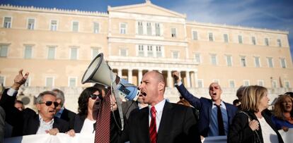 Manifestaci&oacute;n de abogados frente al Parlamento griego, en Atenas. 