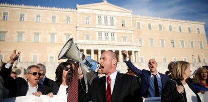 Manifestación de abogados frente al Parlamento griego, en Atenas.