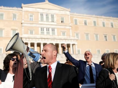 Manifestaci&oacute;n de abogados frente al Parlamento griego, en Atenas. 
