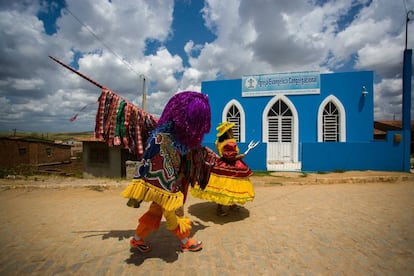 Imagem da exposição maracatu, que trata da dança típica brasileira.