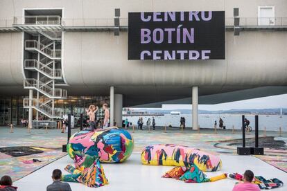 El Centro Botín cerró 2021 con un ejercicio en el que se han realizado más actividades, incluso, que en 2019 y en el que las cifras de visitas –111.096 asistentes, un 105% más que el año anterior– se van acercando poco a poco a las de ese año, recordando el director general de la institución, Íñigo Sáenz de Miera, que “aunque el número de visitantes no es el objetivo, sin visitantes el objetivo no se puede lograr”. Los datos fueron presentados en FITUR, detallando que el edificio, diseñado por Renzo Piano, sus pasarelas, plazas y espacios exteriores congregaron una afluencia de 577.020 visitas, mostrando también una mejora significativa de casi un 48%. 'Picasso Ibero' ha sido la gran apuesta del centro, con 65.644 visitantes entre mayo y septiembre.