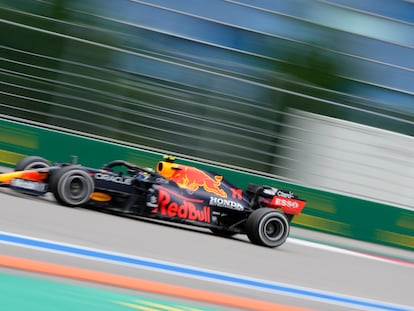 El coche de Checo Pérez durante la carrera en el Gran Premio de Rusia.