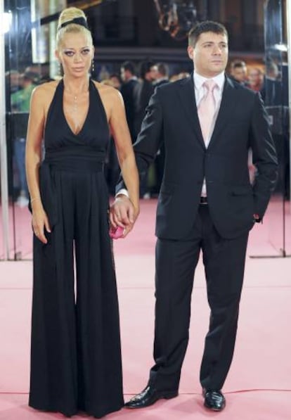 Belén Esteban y Fran Álvarez, en el estreno del documental 'La princesa del pueblo', en Madrid, en 2010.