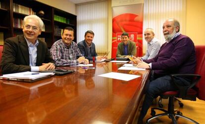 Enrique Ramos, en el centro, junto a cargos municipales y forales del PSE-EE.