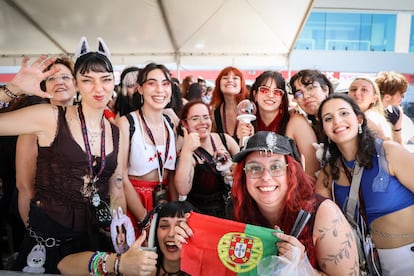 Un grupo de amigas espera para entrar al concierto de Stray Kids, este martes.