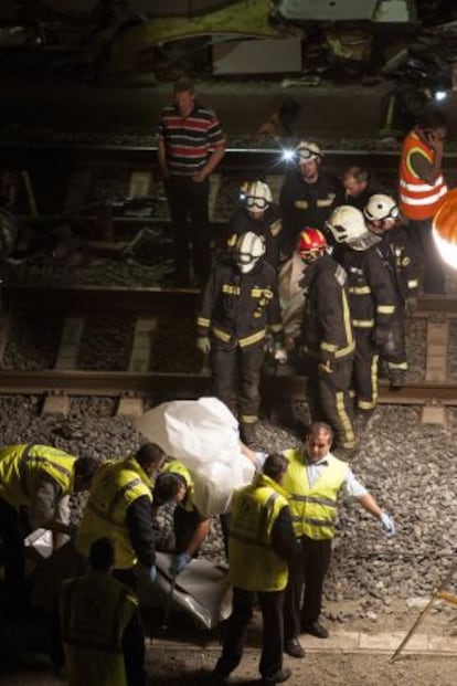 Miembros de los equipos de rescate, la noche del miércoles, durante la excarcelación de los cuerpos.