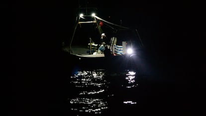 Un barco marroquí, fotografiado de forma reciente mientras faenaba con redes ilegales de deriva en aguas internacionales del mar de Alborán.