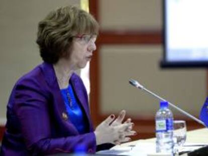 La jefa de la diplomacia europea, Catherine Ashton, interviene durante la reunión ministerial ASEAN-Unión Europea (UE) que se celebra hoy en Brunei.