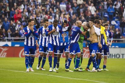 Los jugadores del Deportivo de La Coruña abandonan el campo después del partido.