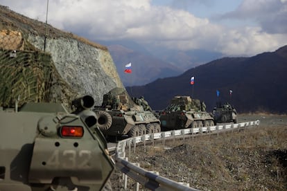 Vehículos militares rusos se dirigen a Nagorno-Karabaj en noviembre de 2020, tras firmarse el alto el fuego entre Armenia y Azerbaiyán con mediación de Rusia.