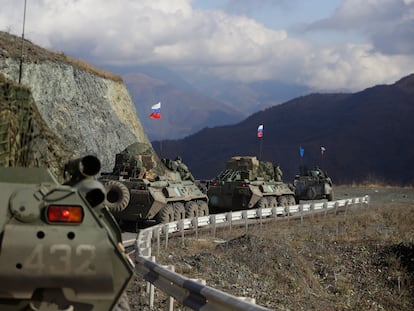 Vehículos militares rusos se dirigen a Nagorno-Karabaj en noviembre de 2020, tras firmarse el alto el fuego entre Armenia y Azerbaiyán con mediación de Rusia.