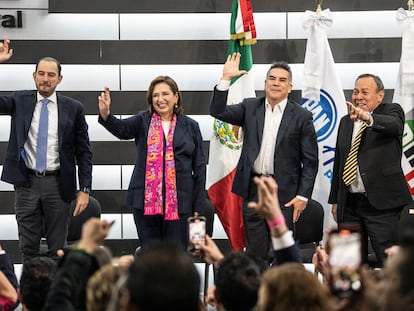 Los dirigentes de PAN, PRI y PRD con la entonces candidata presidencial Xóchitl Gálvez, en febrero de 2024.