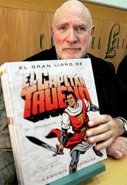 El creador del Capitán Trueno, Víctor Mora, durante la presentación del libro homenaje a esta popular serie de aventuras.