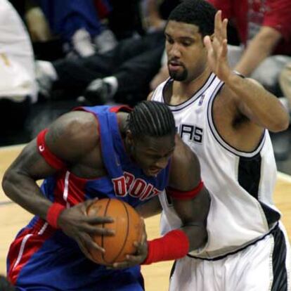 Tim Duncan (dcha.), de los Spurs de San Antonio intenta impedir la jugada de Ben Wallace, de Detroit.