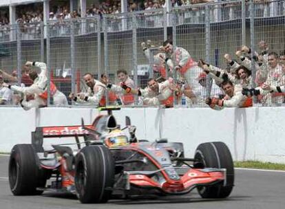 Lewis Hamilton da la vuelta de honor tras su triunfo.