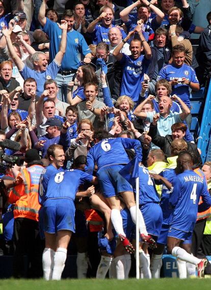 El jugador portugués del Chelsea Ricardo Carvalho (en el centro) celebra con sus compañeros el gol conseguido contra el Manchester United durante el partido de la Liga inglesa que ambos equipos disputaron en Londres el 29 de abril de 2006. El triunfo ante el United por 3-0 le valió al conjunto de Mourinho la victoria en la Premier League esa temporada.