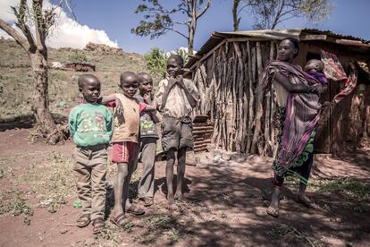 Ebenyo Moru vive a las afueras de la ciudad de Marsabit con sus cinco hijos. Su familia perdió todo su ganado debido a la sequía. Ahora la familia depende de un campo de maíz que se ha secado. El marido de Ebenyo se marchó a trabajar a la región de Turkana y no han sabido nada de él en más de tres meses.
