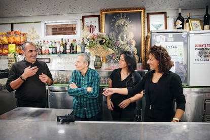 Los tres hijos (Pepe, Meli y Merchi), junto a su padre tras la barra.