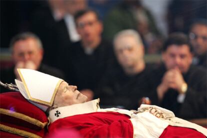 Imagen de la capilla ardiente con los restos mortales de Juan Pablo II.