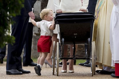 El pasado 5 de junio se celebraba en la iglesia de Sandringham, en Norfolk, el bautizo de la princesa Carlota. Aunque el protagonista de la jornada acabó siendo su hermano, el príncipe Jorge, quien no cesó de hacer travesuras y de saludar a los británicos que se acercaron a ver a la familia real en la misma igleasia en la que fue bautizada Diana de Gales, un claro guiño de Guillermo de Inglaterra a su difunta madre.