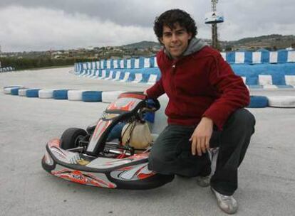 Adrián Vallés posa el sábado pasado junto a un <i>kart</i> en el circuito de su familia en Teulada.