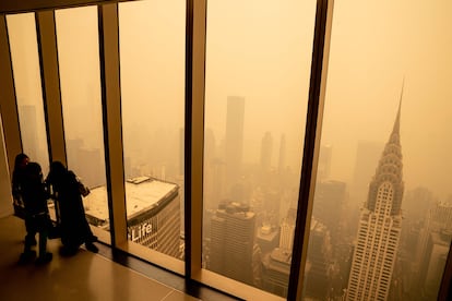 Las autoridades estadounidenses en Nueva York y otras ciudades han advertido de que las personas más sensibles a la mala calidad del aire, como los enfermos pulmonares y cardiacos, los niños y los ancianos, deberían limitar sus actividades al aire libre. En la imagen, el panorama de los rascacielos neoyorquinos cubiertos por el humo, el 7 de junio.