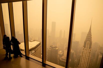 Las autoridades estadounidenses en Nueva York y otras ciudades han advertido de que las personas más sensibles a la mala calidad del aire, como los enfermos pulmonares y cardiacos, los niños y los ancianos, deberían limitar sus actividades al aire libre. En la imagen, el panorama de los rascacielos neoyorquinos cubiertos por el humo, el 7 de junio.