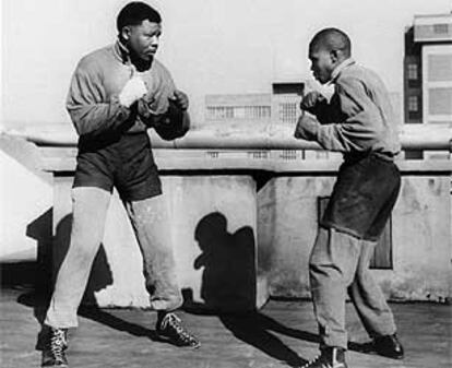 Mandela practica el boxeo en la época previa a su encarcelamiento como líder del <i>antiapartheid.</i>