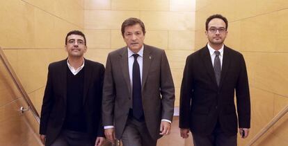 Javier Fern&aacute;ndez, al centro, tras la reuni&oacute;n mantenida en el Congreso de los Diputados este martes.