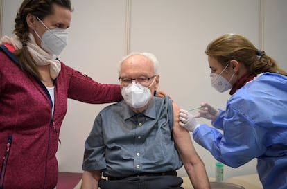 Un hombre de 86 años recibe la primera dosis de la vacuna de Pfizer, este martes en Potsdam (Alemania).