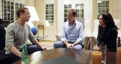 Nick Clegg, entre Mark Zuckerberg y la directora de operaciones de Facebook, Sheryl Sandberg.