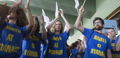 Protestas de tripulantes de cabina de Ryanair en Barajas.