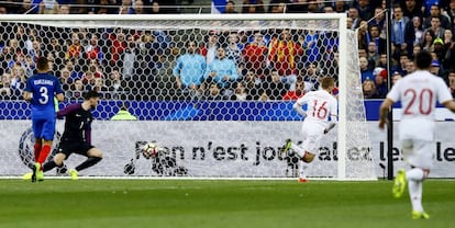 Deulofeu marca el segundo gol de España, anulado por el juez de línea.
