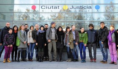 Los 17 encausados por la protesta de 2011 en Cofrentes posan frente a los juzgados, este jueves.