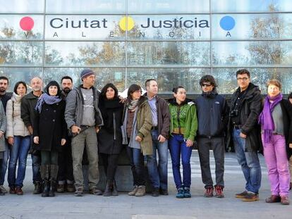 Los 17 encausados por la protesta de 2011 en Cofrentes posan frente a los juzgados, este jueves.