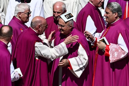 Clérigos se dan la paz, durante la misa funeral por el papa Francisco. 