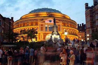 Público de los Proms en el exterior del Royal Albert Hall de Londres, en la edición de 2004.