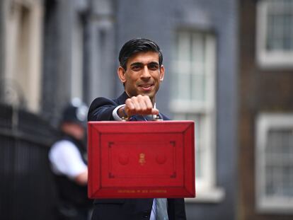 El ministro de Economía del Reino Unido, Rishi Sunak, presenta la famosa 'cartera roja' con los Presupuestos de 2020 antes de acudir este miércoles al Parlamento.