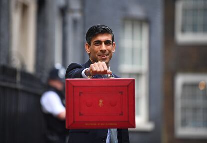 El ministro de Economía del Reino Unido, Rishi Sunak, presenta la famosa 'cartera roja' con los Presupuestos de 2020 antes de acudir este miércoles al Parlamento.