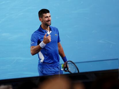 Djokovic interpelaba a un aficionado en la central de Melbourne, el miércoles pasado.