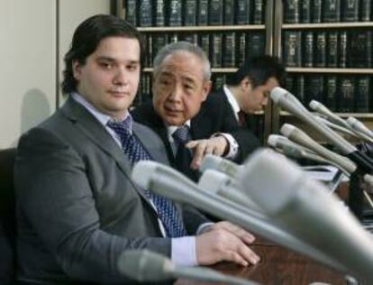 El presidente de compañía de intercambio de bitcoins Mt.Gox, Mark Karpeles (i), en una rueda de prensa junto a sus abogados en Tokio, el pasado 28 de febrero de 2014. La justicia japonesa ha rechazado el plan de reestructuración presentado por Mt.Gox, una decisión que acelerará la liquidación de esta compañía declarada en quiebra. EFE/Archivo